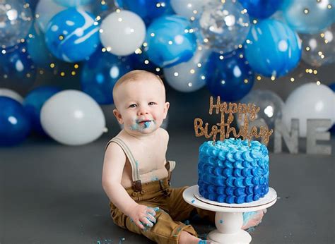 Baby boy cake smash session with blue and white balloons and a blue cake | Smash cake boy, Boy ...