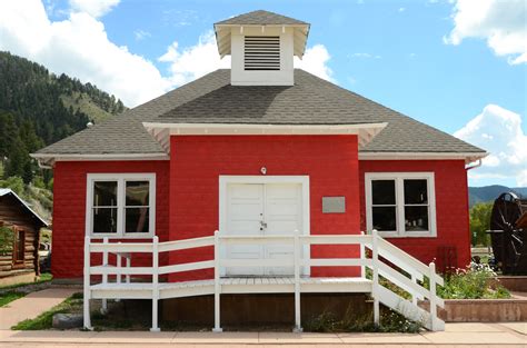 File:Little Red Schoolhouse, Red River, NM..JPG