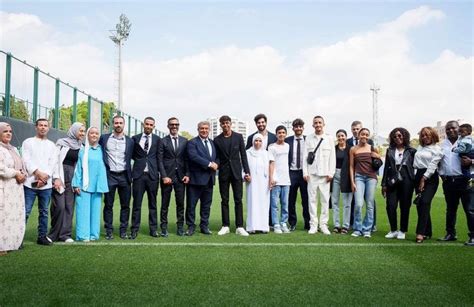 Lamine Yamal's family at his contract renewal ceremony. Beautiful picture : r/Barca