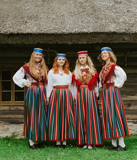 Traditional Clothing from the world : Estonian girls, Estonia, by Leesikad