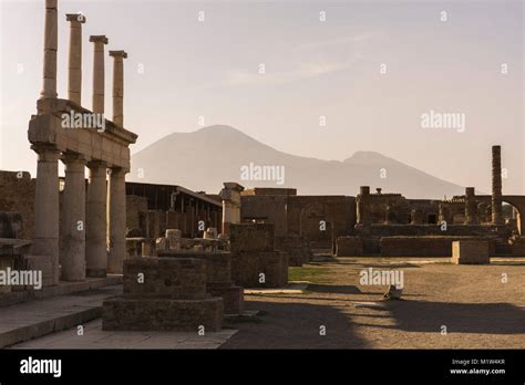 Pompeii ruins mt. vesuvius hi-res stock photography and images - Alamy