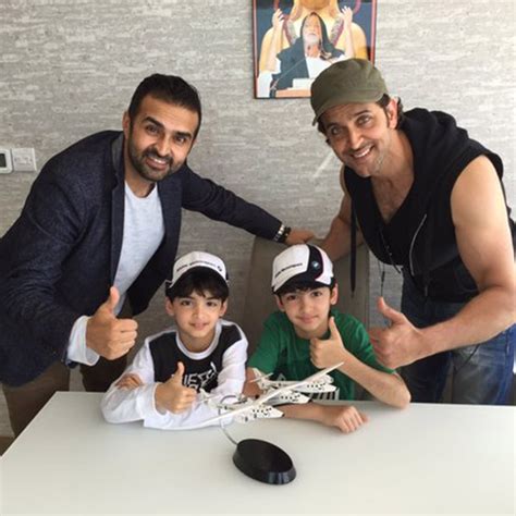 Hrithik Roshan Takes His Sons On Adventurous Holiday In Dubai Photos - FilmiBeat