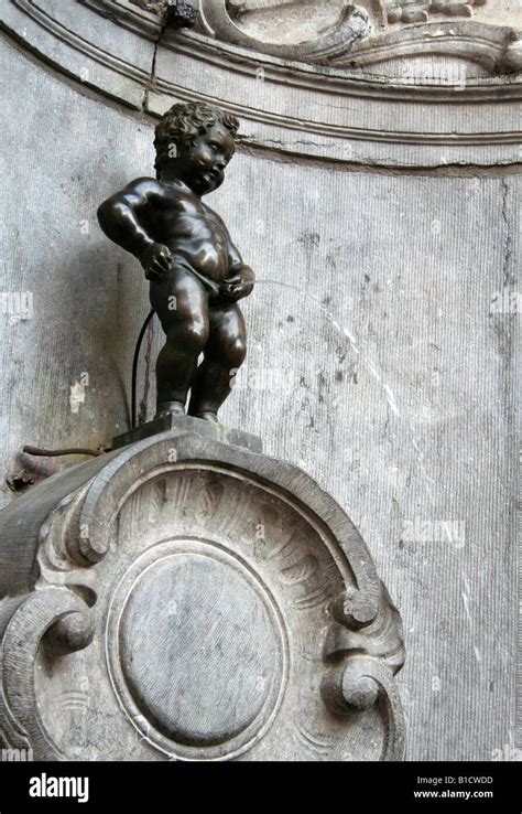 Manneken Pis fountain in Brussels, Belgium Stock Photo - Alamy