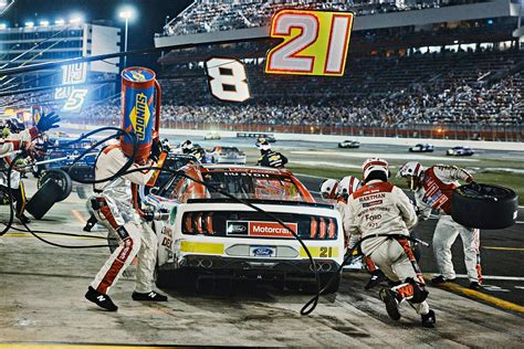 How Do NASCAR Teams Work, How Many People? | USA Insider