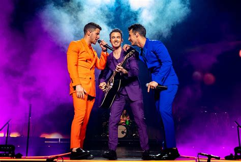 The Jonas Brothers Kick-Off Happiness Begins Tour in Miami (Photos) : TVMusic Network