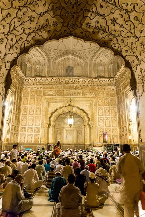 Ramadan Night at Badshahi Mosque - Badshahi Mosque - Wikipedia | Mosque ...