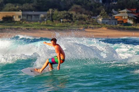Surf Alla Spiaggia Di Avoca Beach Australia - Fotografie stock e altre immagini di Adulto - iStock