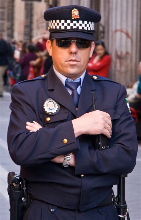 File:Police officer in Granada, Spain.jpg - Wikimedia Commons