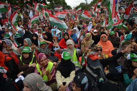 Pakistan: Imran Khan's Opposition Party Flexes Political Muscle in Islamabad During Massive Protest