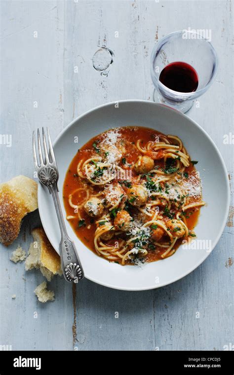 Bowl of meatballs and spaghetti Stock Photo - Alamy