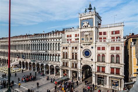 La torre dell'orologio di Venezia e i due mori