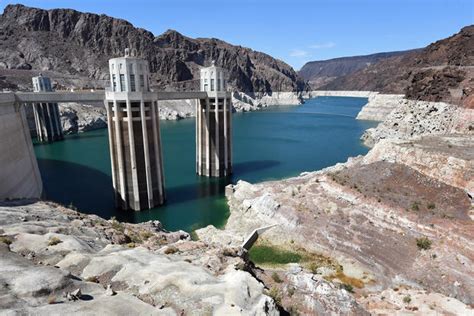 Lake Mead - "The shrinking lake" - Lake Mead at historic lows - CBS News