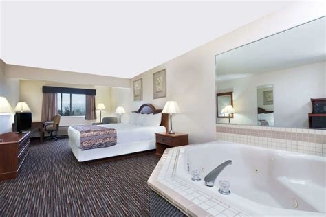 Hotels with Jacuzzi Columbus Ohio: In Room Hot Tub and Whirlpool Suites