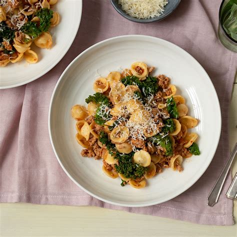 Spicy pork with pasta & greens | easyFood