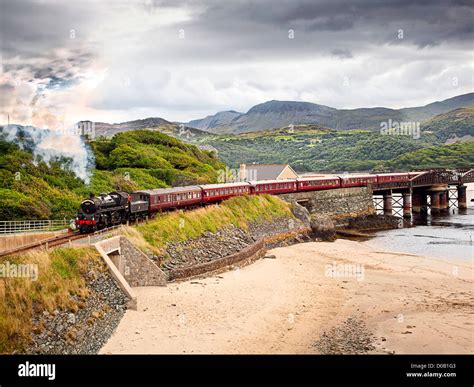 One of the many steam trains in snowdonia national park hi-res stock ...