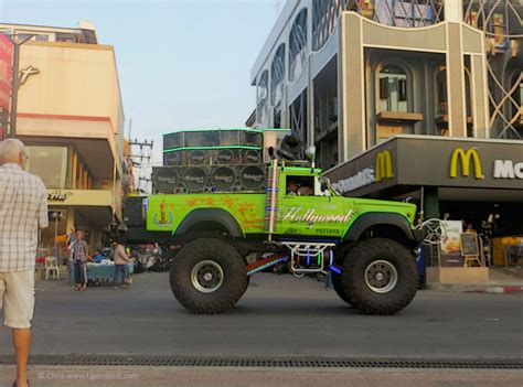 Life in Kingdom of Thailand: Pattaya Beach: Daytime Activities