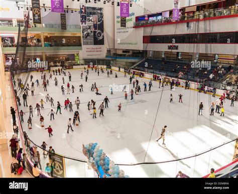 Eislaufen am Dubai Ice Rink in der Dubai Mall - dem weltweit größten Einkaufszentrum ...