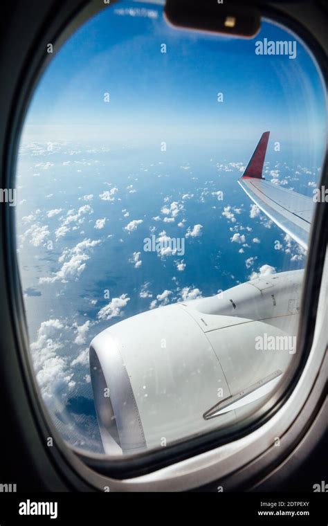 Plane fly over the ocean hi-res stock photography and images - Alamy