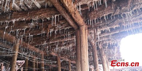 Ancient salt production alive in Tibet county