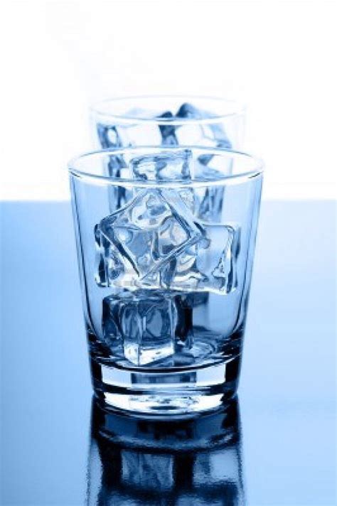 How To Make CRYSTAL Clear Ice Cubes - Musely