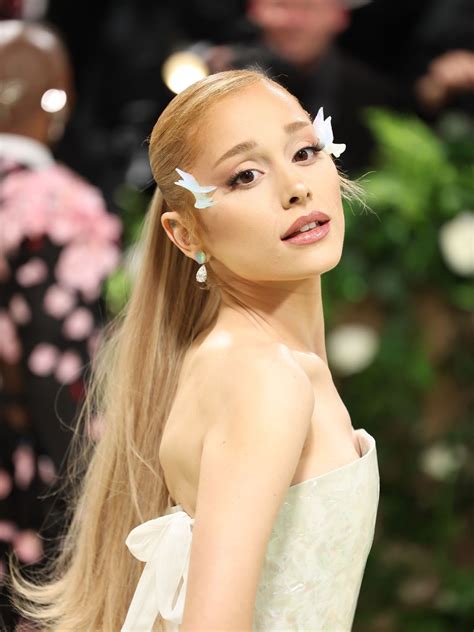 Ariana Grande's 'Glinda' Makeup is the star of the Wicked trailer | HELLO!