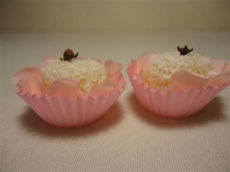 Beijinho de Coco | Doces tradicionais, Beijinhos de coco, Doces