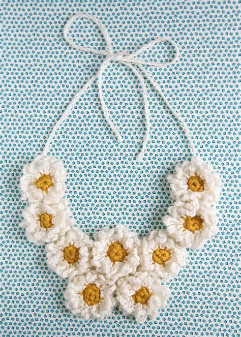 DIY: Crochet Daisy Chain Necklace