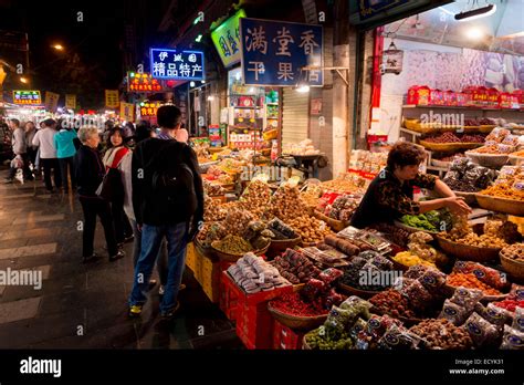 Bei Yuan Men Muslim food night market in Xi'an, Shaanxi, China 2014 ...