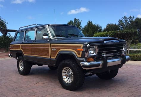 Nice Lift & Colors: 1986 Jeep Grand Wagoneer | Bring a Trailer