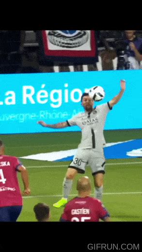 Bicycle kick Gif : Ronaldo, Messi, Pele & More - Mk GIFs.com