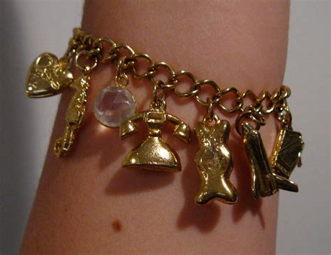 File:Gold charm bracelet.JPG - Wikimedia Commons