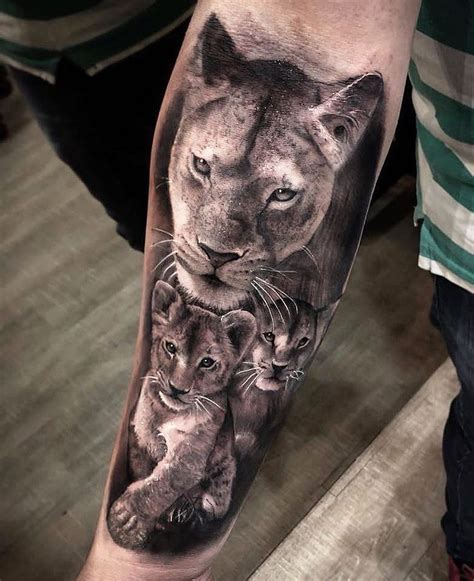 Em Morris en Instagram: “Amazing artist Tobias Agustini @tobiasagustinitattoo awesome lioness ...