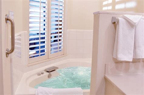 15 Indianapolis Hotels with Hot Tub in Room & Spa Suites