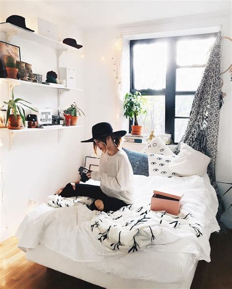 24 Minimalist Dorms That Will Have You Drooling - SavvyCollegeGirl