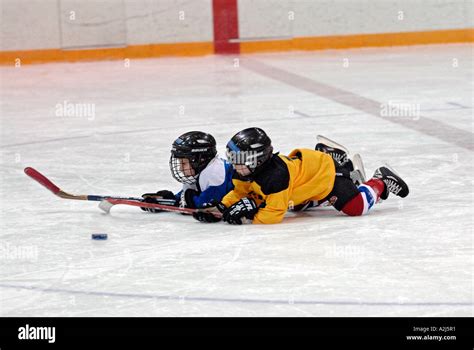 Kids playing ice hockey hi-res stock photography and images - Alamy