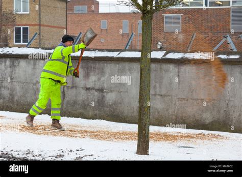 Ashford, Kent, UK. 1st Mar, 2018. UK Weather: Beast from the East. A light shower of snow this ...