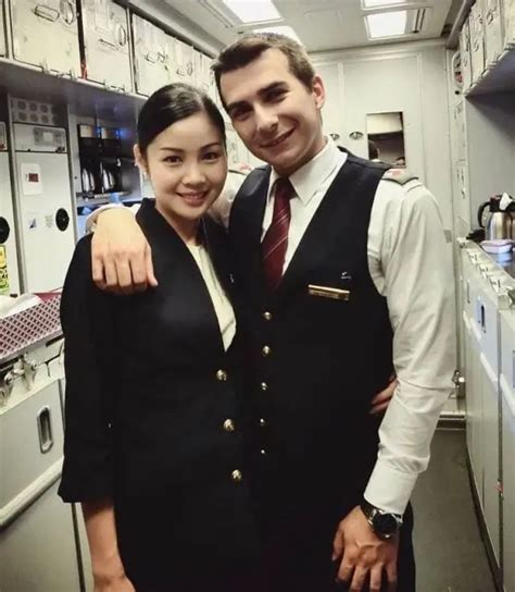 Qatar Airways Cabin Crew Uniform: What Is It Like? (Photos)