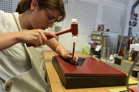 Hermès Maroquinerie à Val-de-Reuil : les artisans perpétuent des techniques ancestrales