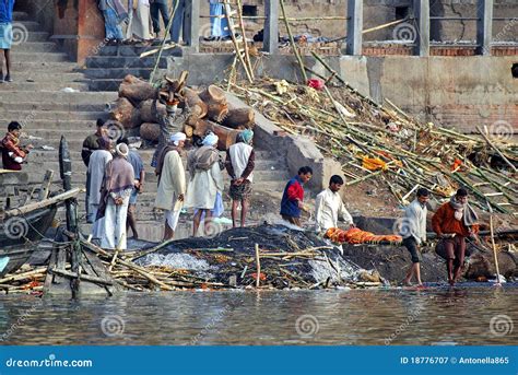 Varanasi cremation ghat editorial photography. Image of wood - 18776707