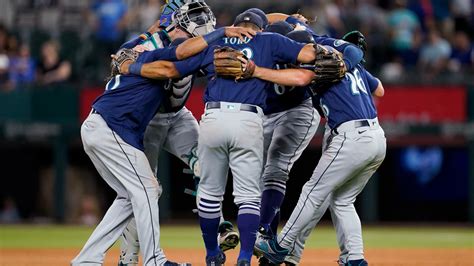 Mariners rally past Rangers 6-5 for 11th consecutive victory | king5.com