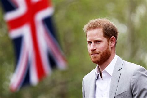 Prince Harry makes surprise appearance at the London Marathon ahead of ...