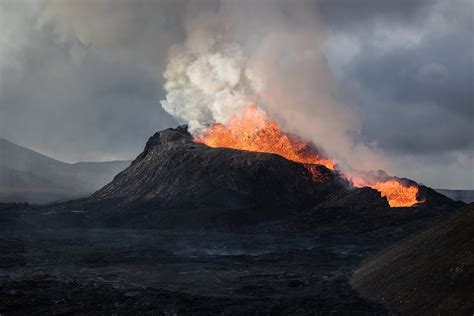 See Iceland Aglow in Volcanic Eruptions | Scientific American