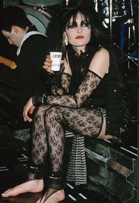 Siouxsie Sioux, in the back Robert Smith | SONGS SMITHS