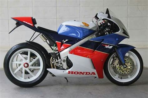 Honda VFR 1000 R custom motorfiets - prototype | Honda vfr, Bmw motorcycle s1000rr, Racing bikes