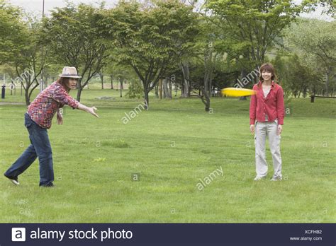 Playing Frisbee Park Stock Photos & Playing Frisbee Park Stock Images - Alamy