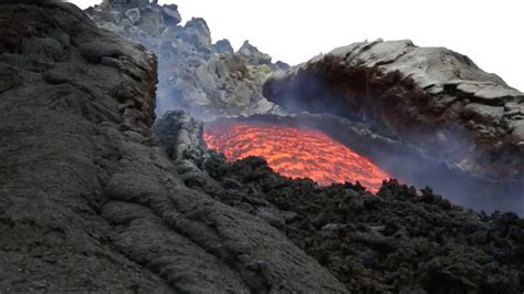 Rivers of lava flow onto slopes of Mount Etna after eruption (VIDEO ...