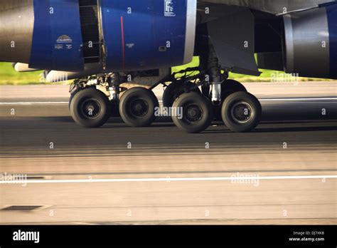 Boeing 747 landing hi-res stock photography and images - Alamy