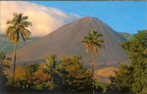 the volcano in Parque Nacional Cerro Verde... Volcano, Mount Rainier ...