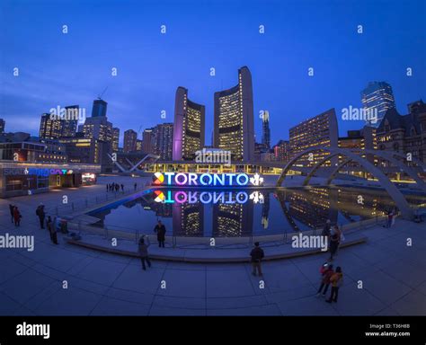 A night view of the 3D TORONTO sign, Toronto City Hall (New City Hall ...