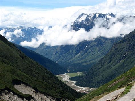 File:Yumthang valley, Lachung Sikkim India 2012.jpg - Wikimedia Commons